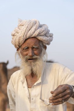 Pushkar Camel Mela sırasında Hintli adam, Rajasthan, Hindistan, portre kadar yakın