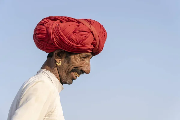 Indický člověk během Pushkar velblouda mela, Rádžasthan, Indie, blízký portrét — Stock fotografie