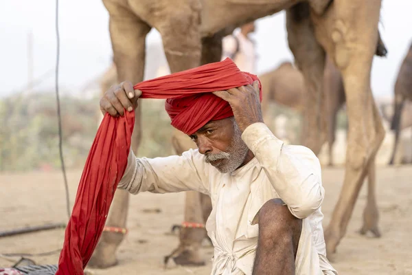 Indický člověk během Pushkar velblouda mela, Rádžasthan, Indie, blízký portrét — Stock fotografie