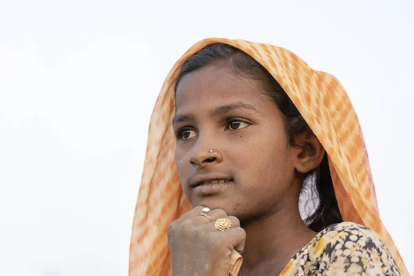 Menina pobre indiana a tempo Pushkar Camel Mela, Rajasthan, Índia, close-up retrato — Fotografia de Stock