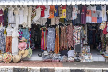 Sokak giyim mağazası ve hediyelik eşya dükkanları, kapatın. Ubud, Bali Adası, Endonezya. Endonezya sokak pazarı