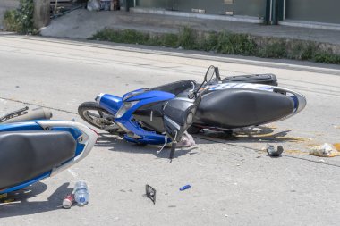 Tropik ada Koh Phangan, Tayland yolda oldu Motosiklet kazası . Sokakta motosiklet arasında trafik kazası