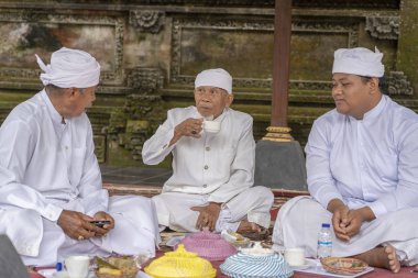 Ubud, Island Bali, Endonezya merkezi sokakta Bade din töreni sırasında Endonezyalı erkekler dua