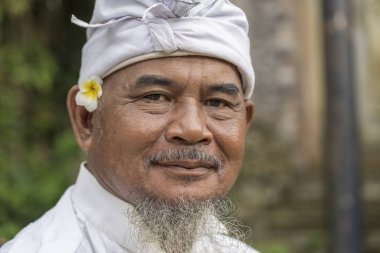Ubud, Island Bali, Endonezya merkezi sokakta Bade din töreni sırasında Endonezyalı erkekler dua