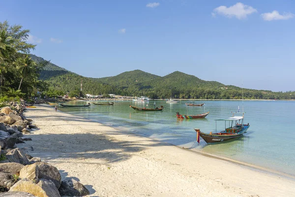 Bella baia con palme e barche. Spiaggia tropicale e acqua di mare sull'isola di Koh Phangan, Thailandia — Foto Stock