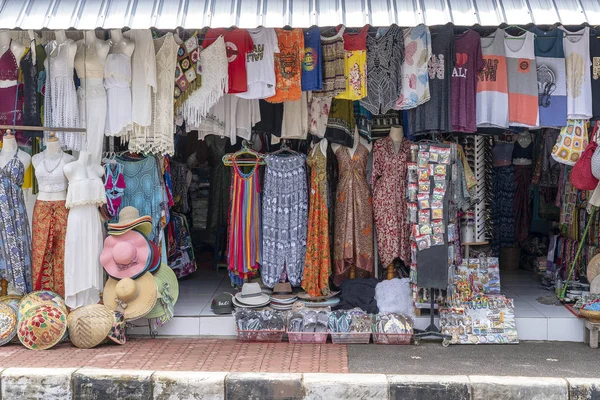 Tienda de ropa de calle y recuerdos, de cerca. Ubud, Isla Bali, Indonesia. Mercado callejero de Indonesia —  Fotos de Stock