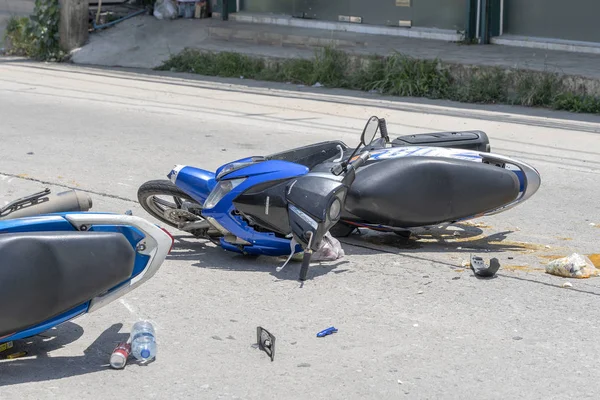 Wypadek motocyklowy, który wydarzył się na drodze na tropikalnej wyspie Koh Phangan, Tajlandia. Wypadek drogowy między motocyklem na ulicy — Zdjęcie stockowe