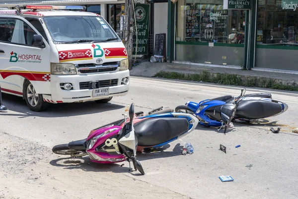 Accidente de motocicleta que ocurrió en la carretera en la isla tropical Koh Phangan, Tailandia. Accidente de tráfico entre una motocicleta en la calle —  Fotos de Stock