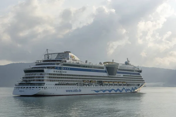 Velká bílá luxusní výletní loď Aida Bella v Siamské zátoce na jižním čínském moři nedaleko ostrova Koh Samui. Německá linka Aida Cruises. Krásný mořskou krajinu. Pozadí s výletní plaveb — Stock fotografie