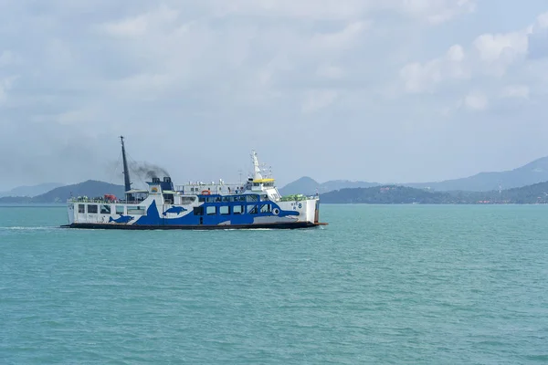 Raja Ferry que transporta pasajeros, coches y mercancías desde el muelle de Donsak a Samui y la isla portuaria de Phangan, Tailandia —  Fotos de Stock