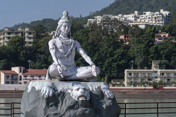 Statua di Shiva, idolo indù vicino all'acqua del fiume Gange, Rishikesh, India. Il primo dio indù Shiva. Luoghi sacri per pellegrini — Foto Stock