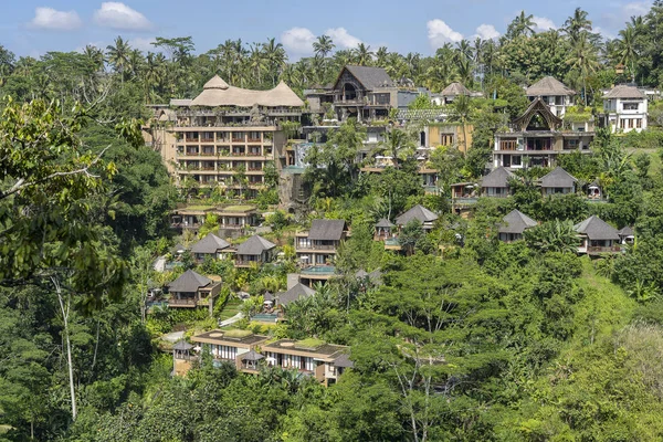Casas balinesas con vista a la selva tropical y la montaña, Bali, Indonesia —  Fotos de Stock
