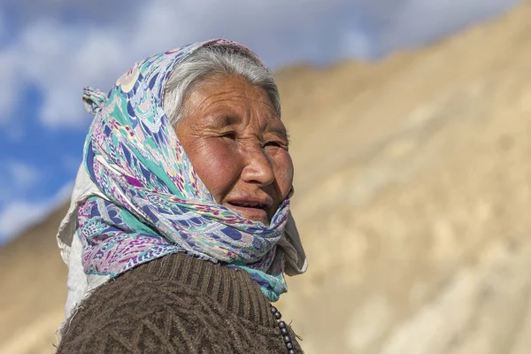 Oude, onbekende lokale vrouw, buiten in Ladakh, India. De meerderheid van de lokale bevolking is afstammeling van de Tibetaanse. — Stockfoto