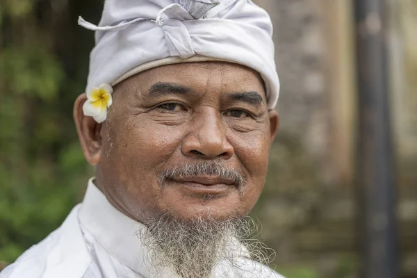 Ubud, Island Bali, Endonezya merkezi sokakta Bade din töreni sırasında Endonezyalı erkekler dua — Stok fotoğraf