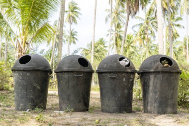 Dört plastik çöp kutularını sokakta
