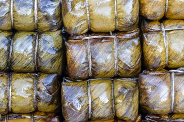 Tayland sokak gıda pazarında yeşil pandan yaprakları sarılmış derin kızarmış tavuk. Tay gıda kavramı