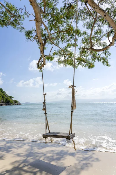 Swing κρέμονται από τροπικό δέντρο πάνω από το καλοκαίρι παραλία θάλασσα στο Κο Πανγκάν, Ταϊλάνδη. Καλοκαίρι, ταξίδια, διακοπές και διακοπές έννοια — Φωτογραφία Αρχείου