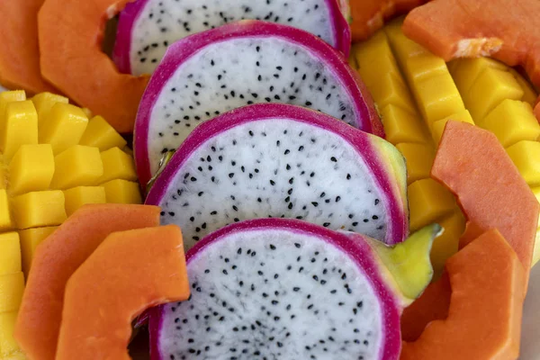 Tropisch fruit assortiment op een bord, close-up — Stockfoto