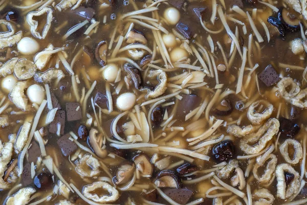 Minestra di fungo bollita in pentola grande, cibo di stile tailandese. Street food nel mercato locale, Thailandia, primo piano — Foto Stock