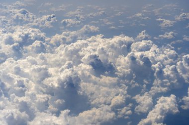 Beyaz bulutlar ve gökyüzü, uçak penceresinden bir görünüm