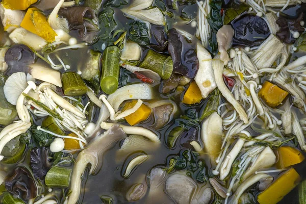 Minestra di fungo bollita in pentola grande, cibo di stile tailandese. Street food nel mercato locale, Thailandia, primo piano — Foto Stock