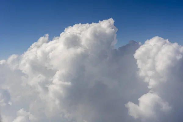 Nuvens brancas e céu azul, uma vista da janela do avião — Fotografia de Stock