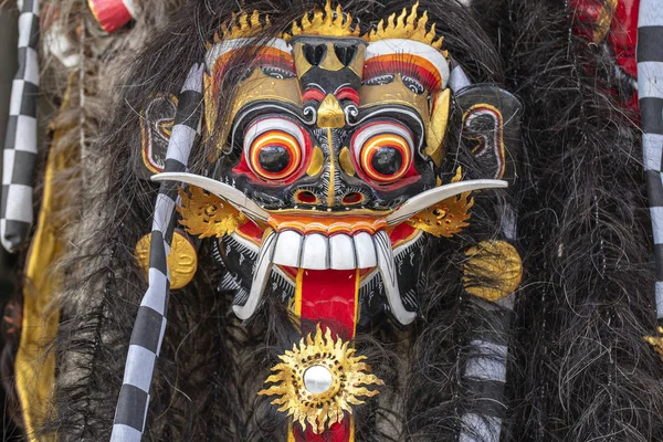 Máscara tradicional balinesa Barong en la ceremonia callejera en la isla Bali, Indonesia. Primer plano. —  Fotos de Stock