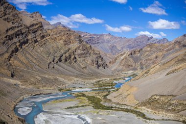 Manali karayolu Leh boyunca Himalaya dağ manzara. Hint Himalayaları'nda mavi nehir ve kayalık dağlar, Hindistan