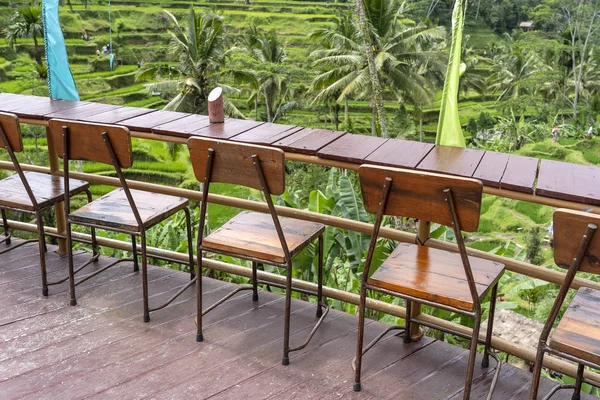 Ada Bali, Endonezya pirinç terasları yanında boş tropikal kafede ahşap masa ve sandalyeler — Stok fotoğraf