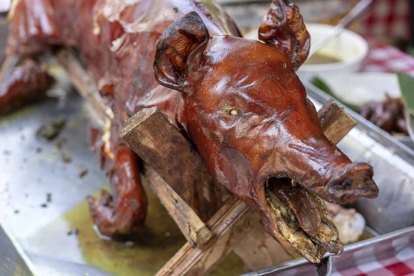 Porco assado no churrasco tradicional. Porco grelhado no mercado de Bali, Indonésia, close-up — Fotografia de Stock