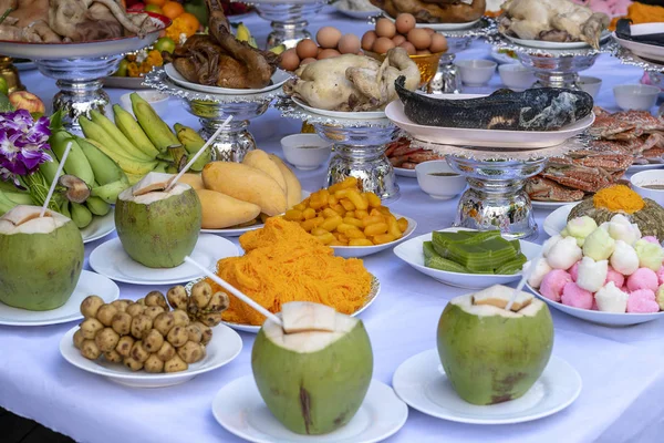 Zondeoffer het aanbieden van voedsel voor bidden tot God en gedenkteken voor voorouder, Bangkok, Thailand. Traditioneel aanbod aan goden met voedsel, groente en fruit voor de goden van de Thaise cultuur — Stockfoto