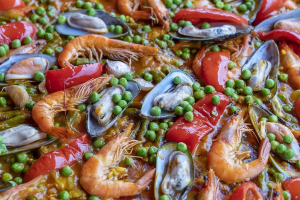 Spanish seafood paella in fry pan with mussels, shrimps and vegetables. Seafood paella background, closeup, traditional spanish rice dish — Stock Photo, Image