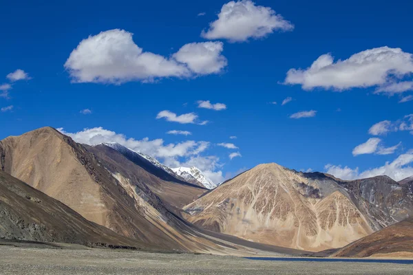 Vista das majestosas montanhas rochosas no Himalaia indiano, região de Ladakh, Índia. Natureza e conceito de viagem — Fotografia de Stock