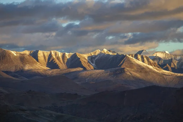 Paesaggio montano himalayano lungo l'autostrada Leh-Manali durante l'alba. Montagne rocciose nell'Himalaya indiano, India — Foto Stock