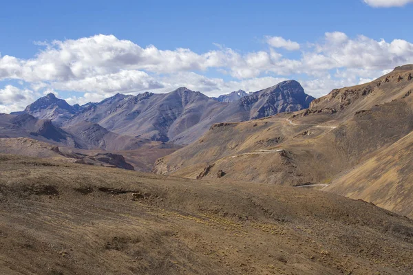 Paisaje montañoso del Himalaya a lo largo de Leh hasta Manali. Carretera sinuosa y montañas rocosas en el Himalaya indio, India — Foto de Stock