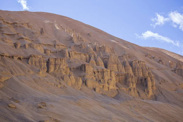 リーからマナリ高速道路に沿ったヒマラヤ山の風景。インド・ヒマラヤの雄大な岩山、インド — ストック写真