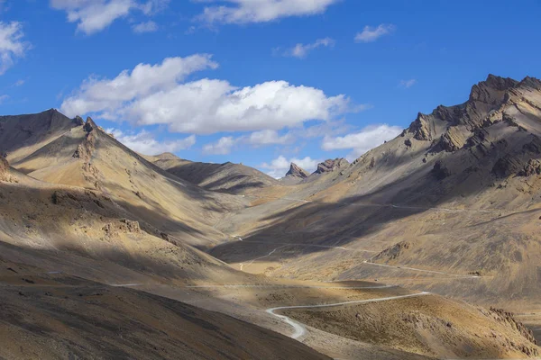 Paisaje montañoso del Himalaya a lo largo de Leh hasta Manali. Carretera sinuosa y montañas rocosas en el Himalaya indio, India — Foto de Stock