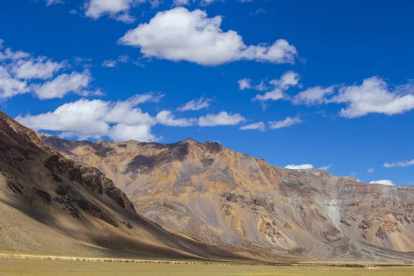 Paisagem montanhosa do Himalaia ao longo da estrada Leh para Manali. Majestosas montanhas rochosas no Himalaia indiano, Índia — Fotografia de Stock