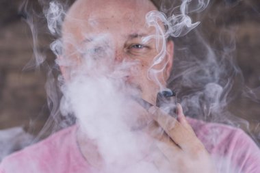 Pipo içen adam. Orta yaşlı bir adamın kapalı mekandaki portresi. Kötü alışkanlıklar, bağımlılık