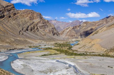 Manali karayolu Leh boyunca Himalaya dağ manzara. Hint Himalayaları'nda mavi nehir ve kayalık dağlar, Hindistan