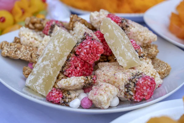 Thai süße Müsliriegel aus Reis, Nüssen, Sesam und Zucker auf Teller für die thailändische Verlobungszeremonie. Nüsse Dessert in Thailand — Stockfoto