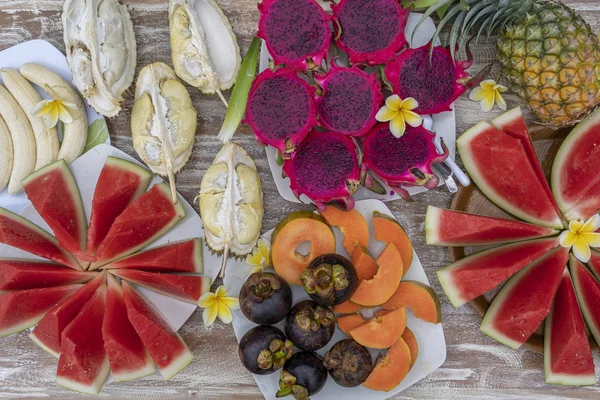 Sortiment de fructe tropicale, closeup, vedere de sus. Multe fructe coapte colorate fundal. Durian, papaya, pepene verde, banane, mangosteen, ananas și pitahaya sau fructe dragon în insula Bali, Indonezia — Fotografie, imagine de stoc
