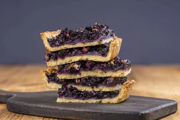 Vista da vicino di pezzi di torta di mirtilli, dessert biologico fatto in casa. Crostata ai mirtilli con noce . — Foto Stock