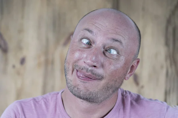 Schöner kaukasischer Glatzkopf macht lustiges Gesicht, Nahaufnahme — Stockfoto