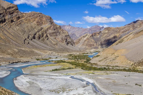 Manali karayolu Leh boyunca Himalaya dağ manzara. Hint Himalayaları'nda mavi nehir ve kayalık dağlar, Hindistan