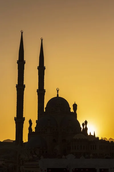 Sylwetka Al-Meczet Sahaba o zachodzie słońca w Szarm el-Szejk, Egipt. Architektura Al Sahaba, Al Mustafa, meczet w centrum starego miasta — Zdjęcie stockowe