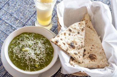Palak paneer veya ıspanak ve peynir köri Hindistan'da sağlıklı ana yemek tarifi var. Roti veya Çapati ile sunulan popüler Hint sağlıklı gıda
