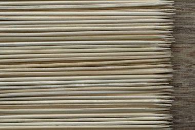 Ağaç arka planda birlikte gıda parçalarını tutmak için kullanılan ahşap sopa veya bambu şiş yığını