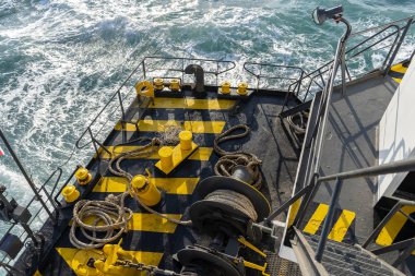 Vapur güvertesi ile birlikte bir kalın biçme halat ve mavi deniz su dalgası, Tayland. Yakın çekim