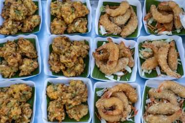 Kızarmış sebze ve karides derin kızarmış Tayland yerel pazarda bir sokak gıda, closeup olduğunu. Tay yemekleri